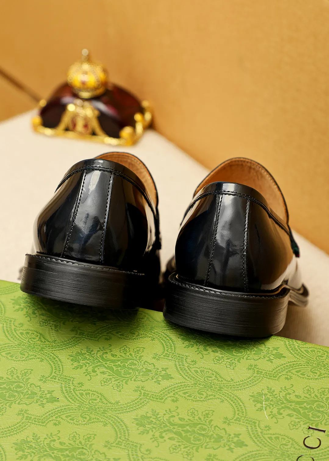 Men's shoes 💰520 💐 Product trademark: GUCCI "Gucci" casual leather shoes Regular size: 38-44 (45.46🉑️customized) Product materials: Selected imported first-layer open-edge beaded cowhide leather upper, imported water-dyed cowhide leather lining. Strong three-dimensional visual effect, original outsole Color: 4⃣️colors available
